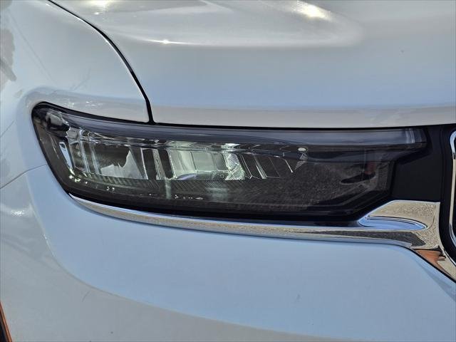 New 2026 Bright White Clear-Coat Exterior Paint Jeep Laredo image 4