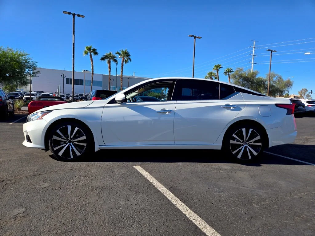 Used 2022 Pearl White Trico Nissan 2.5 Platinum image 3