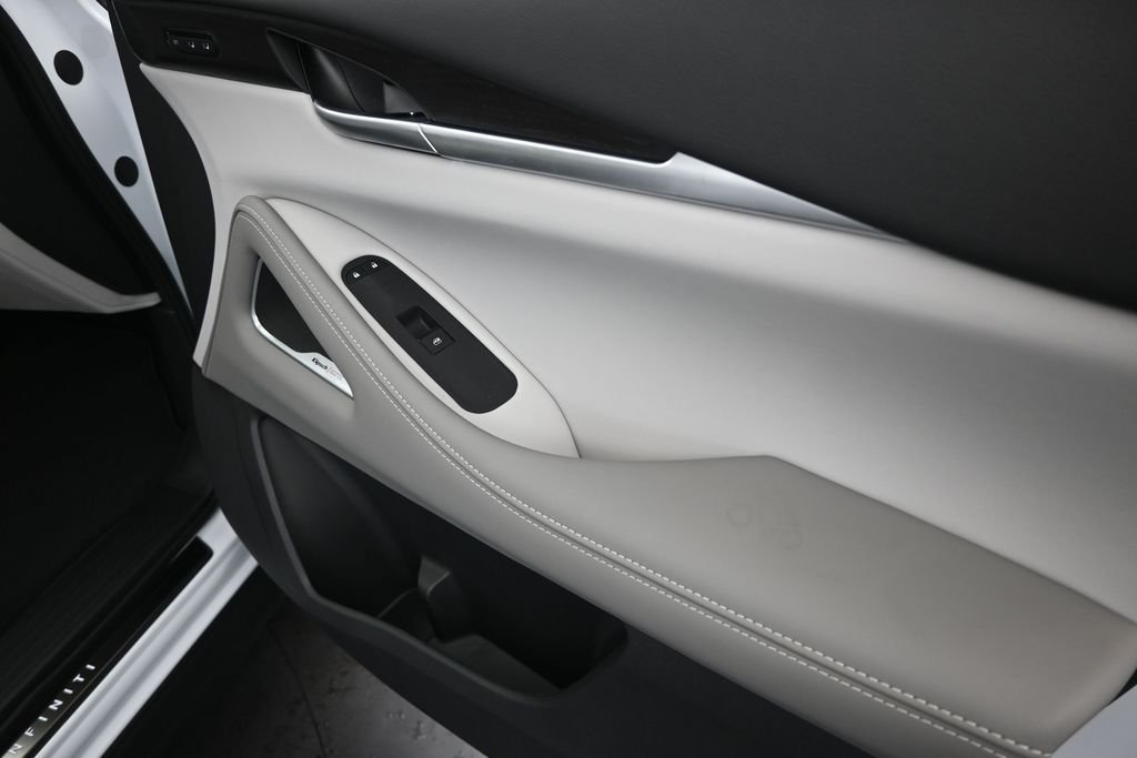New 2027 2T RAD WHT INFINITI Autograph AWD image 24