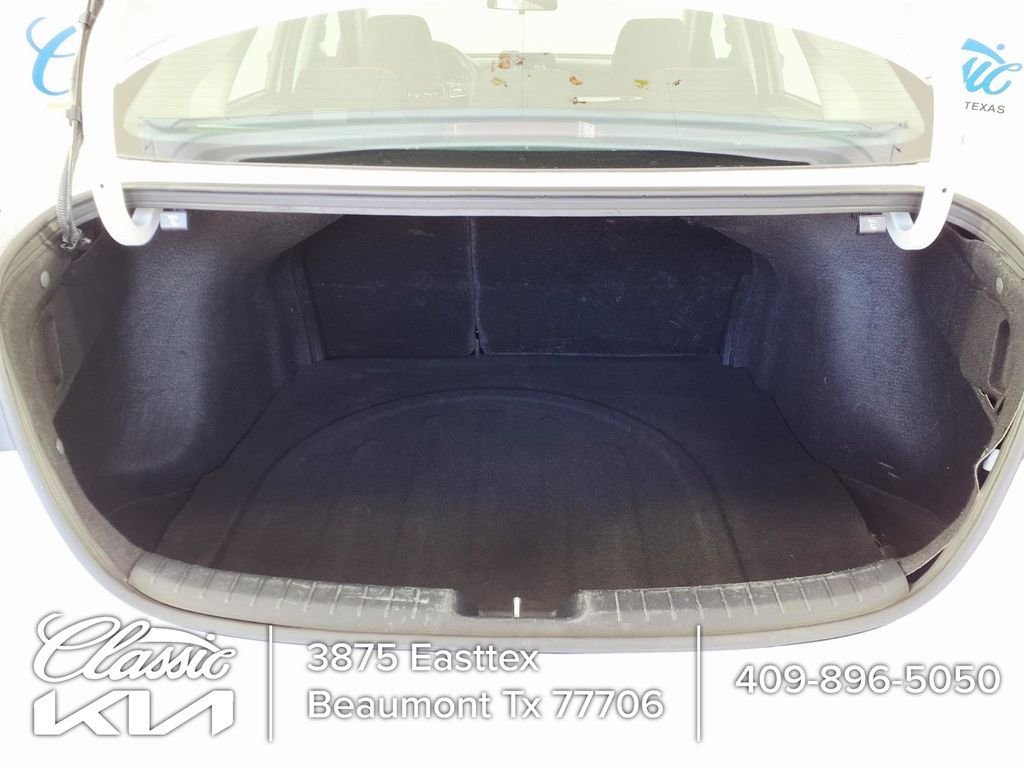 Used 2023 White Kia LXS image 11