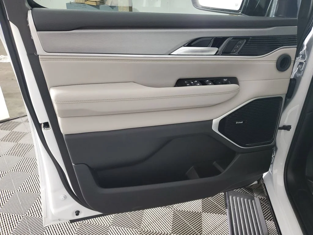 New 2026 Bright White Clear-Coat Exterior Paint Jeep Limited Reserve image 28