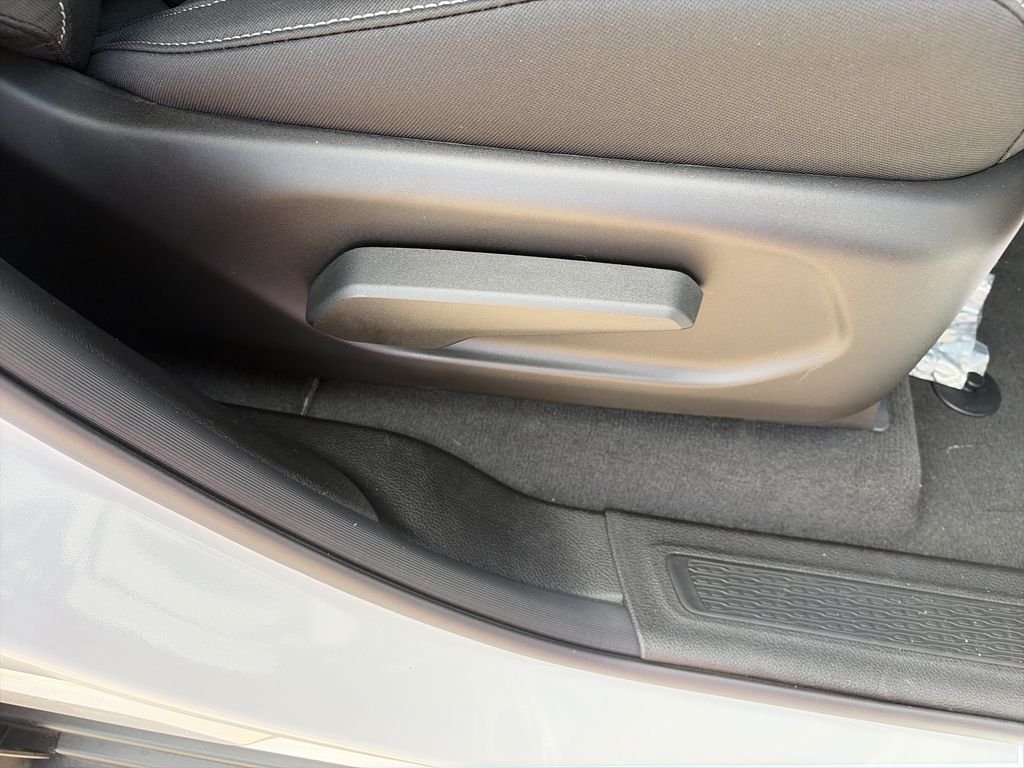 New 2026 Bright White Clear-Coat Exterior Paint Jeep Laredo X image 34