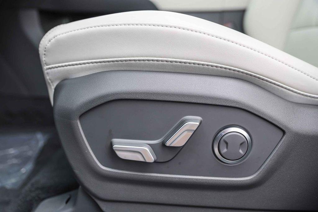 New 2026 Shimmering Silver Hyundai SEL image 21