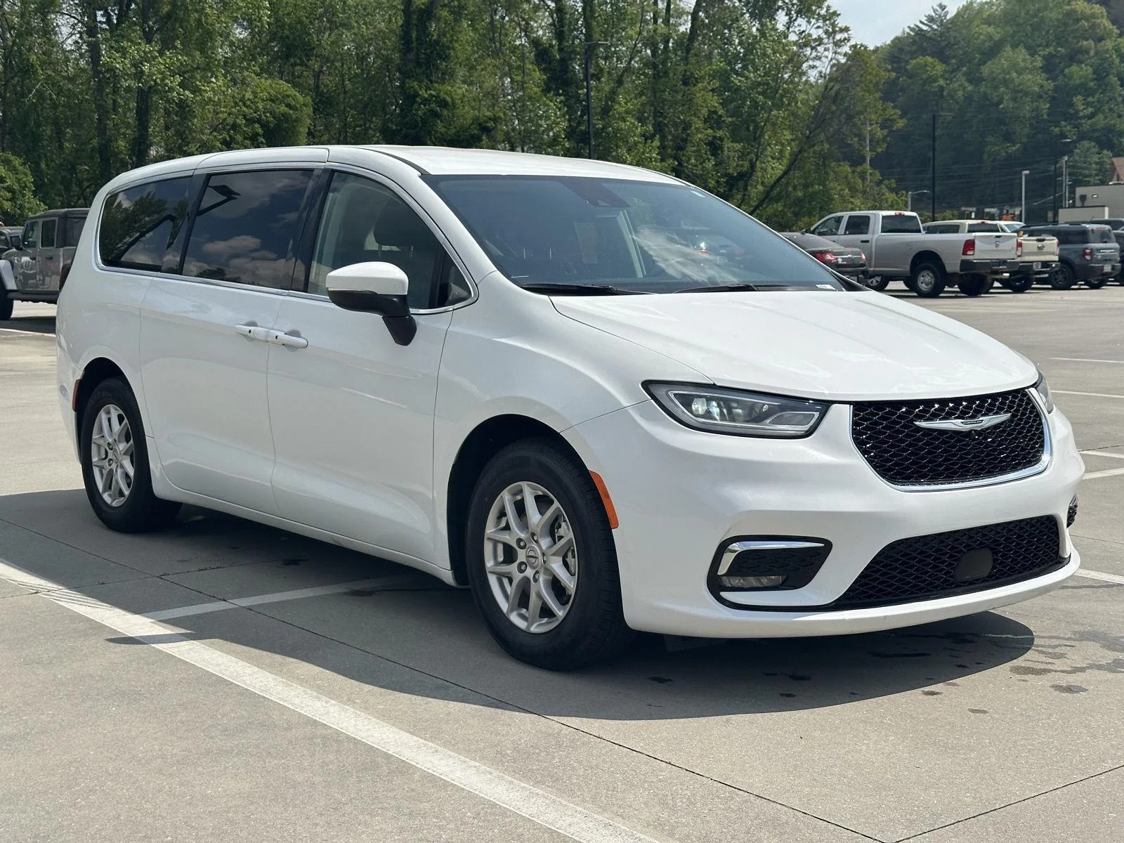 2023 Chrysler Pacifica Touring L's photo
