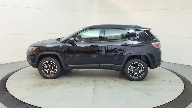New 2026 Diamond Black Crystal Pearl-Coat Exterior Paint Jeep Trailhawk image 6