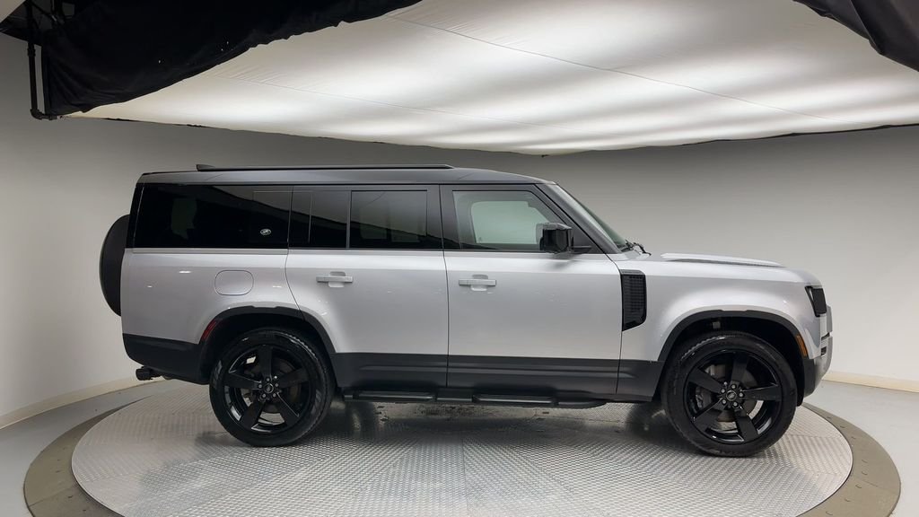 Used 2024 Hakuba Silver Metallic Land Rover S image 9