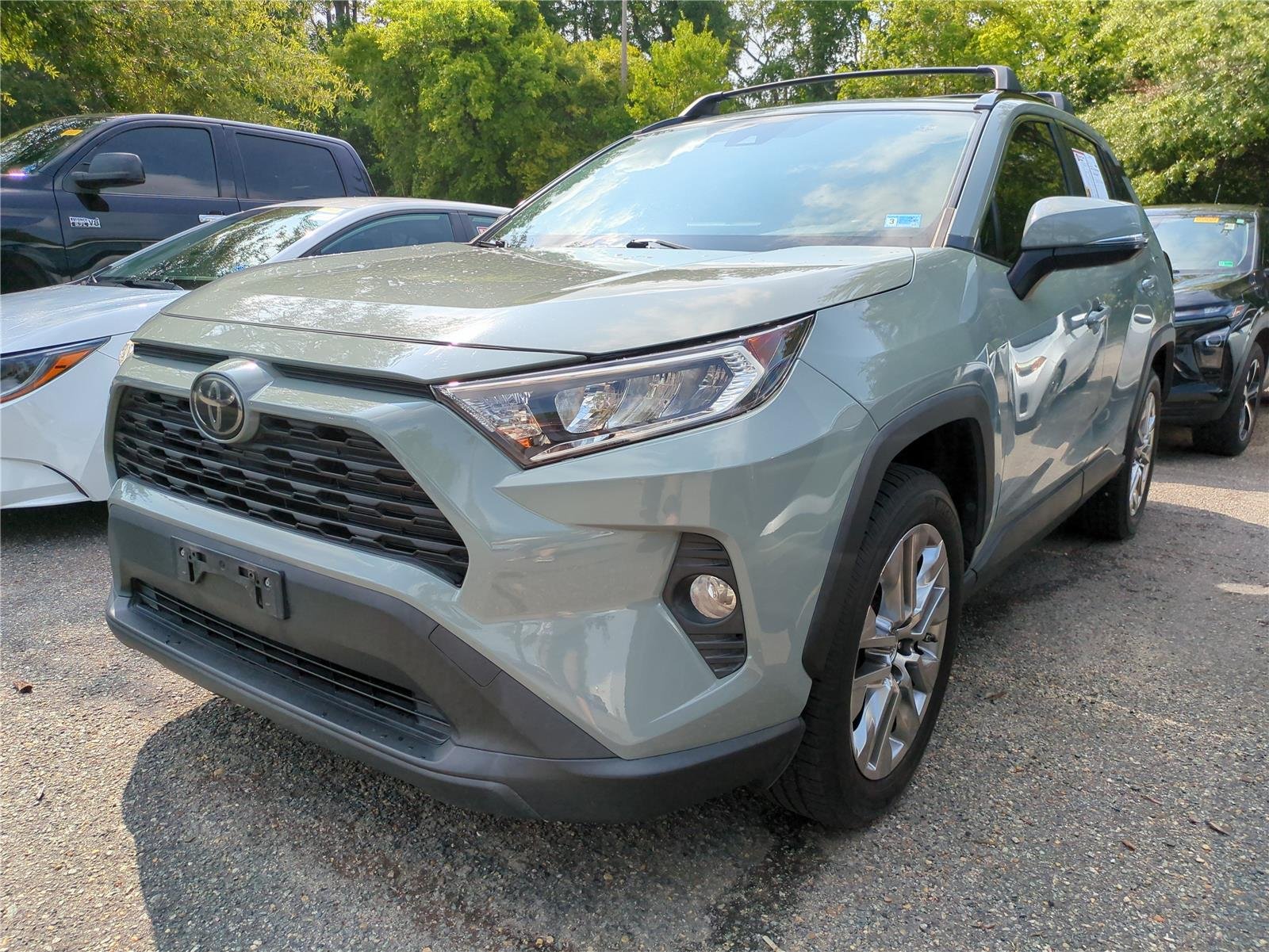 Used 2019 Lunar Rock Toyota XLE Premium image 1