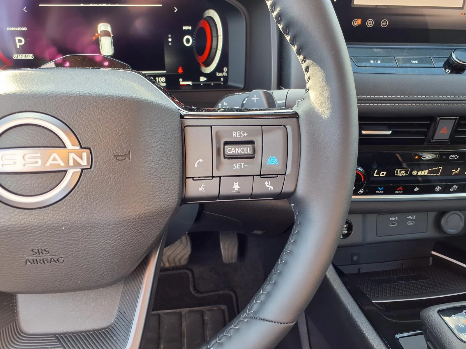 Used 2025 Everest White Pearl Nissan SL image 8