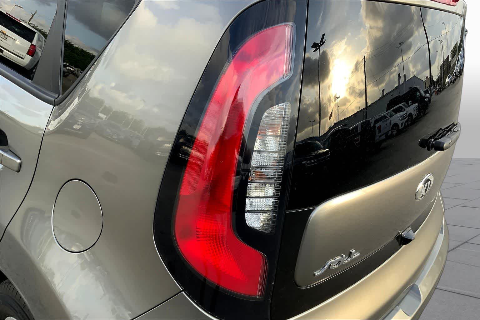 Used 2019 Titanium Gray Kia Base image 28