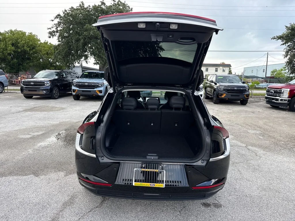 Certified Used 2023 Black Kia Wind image 28