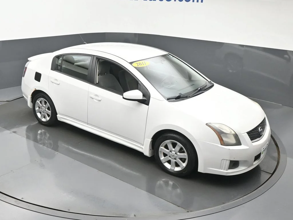 Used 2011 White Nissan 2.0 SR image 3
