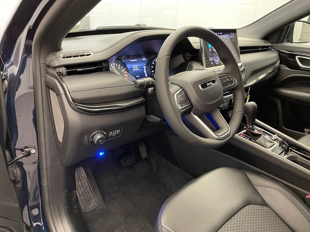 New 2026 Fathom Blue Pearl-Coat Exterior Paint Jeep Latitude image 13