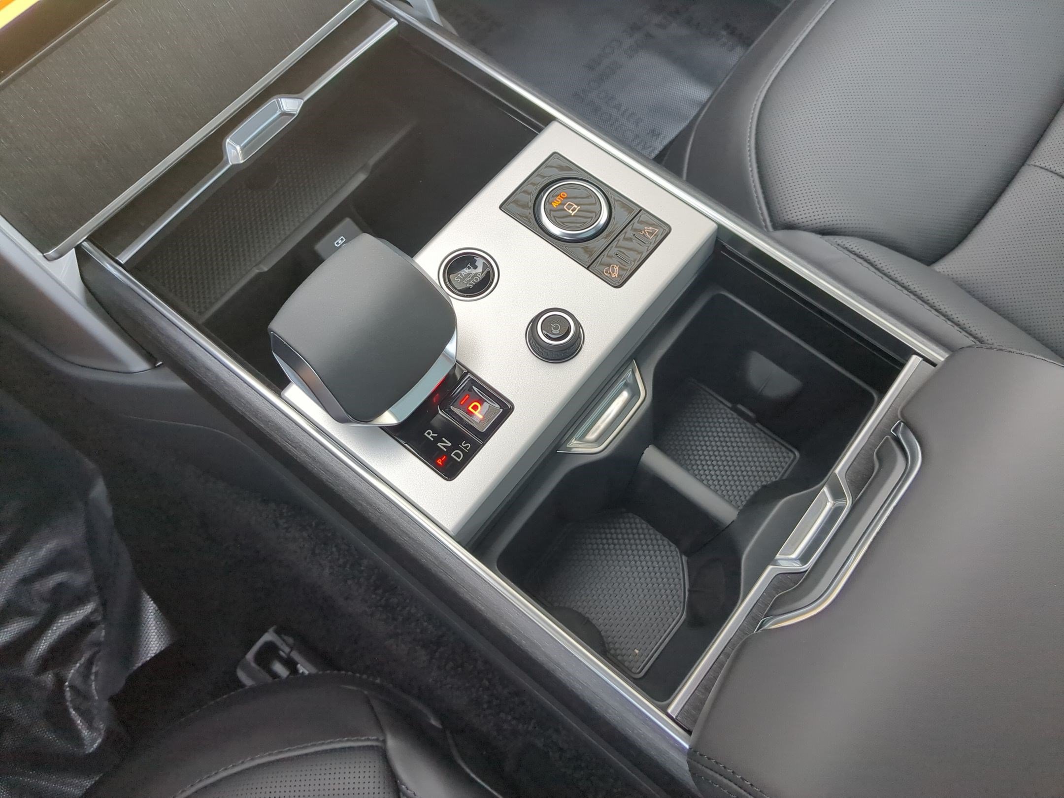 New 2027 Carpathian Grey Land Rover P400 SE LWB 7 Seat image 22