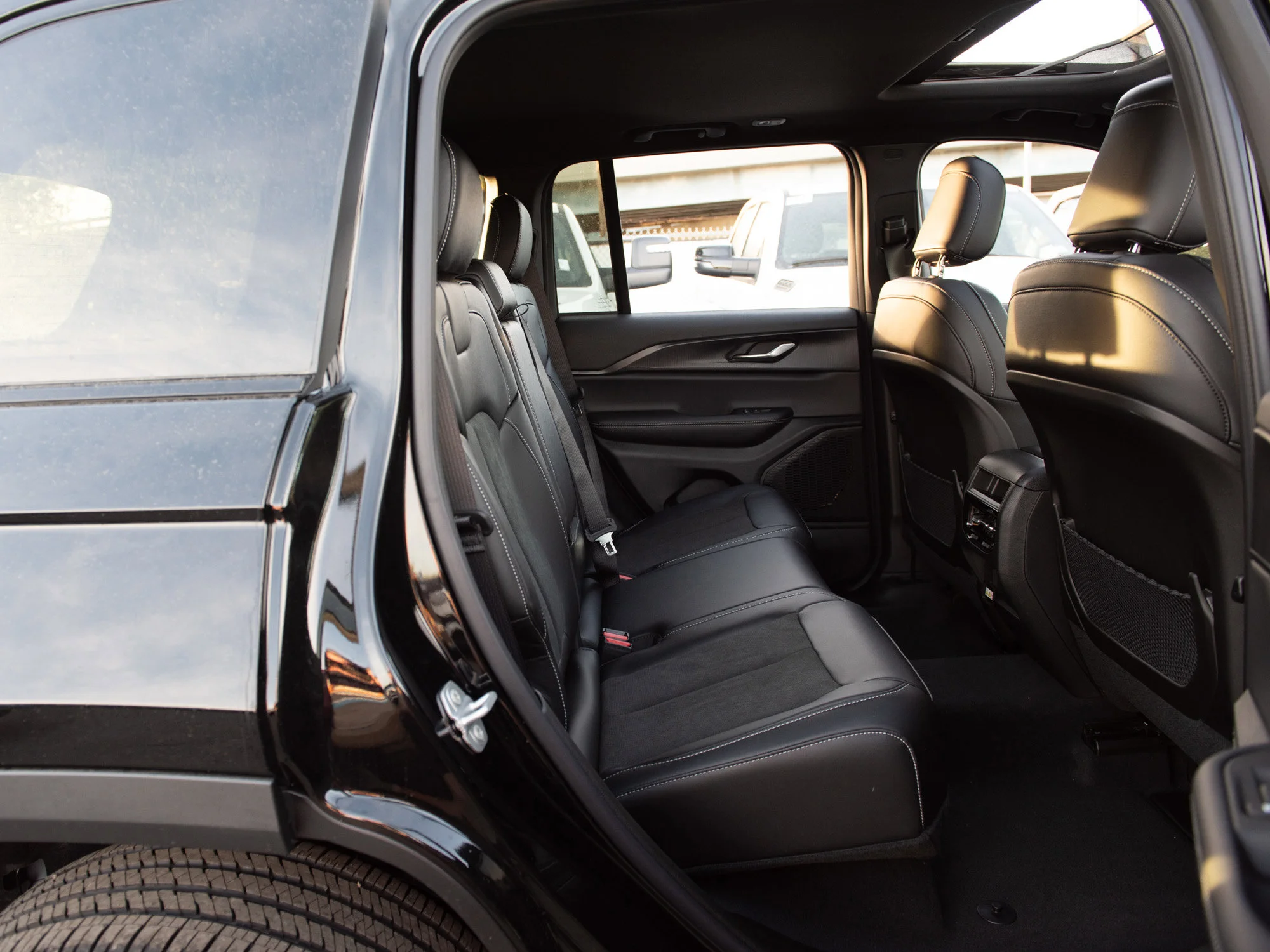 New 2025 Black Jeep Altitude* 4x4, Sunroof, Heated Leather, Remote Start, Wireless Charging Pad image 24