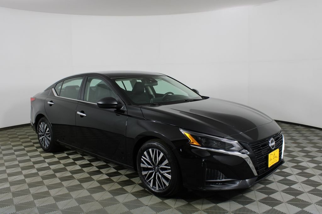 Used 2025 Black Nissan 2.5 SV image 1