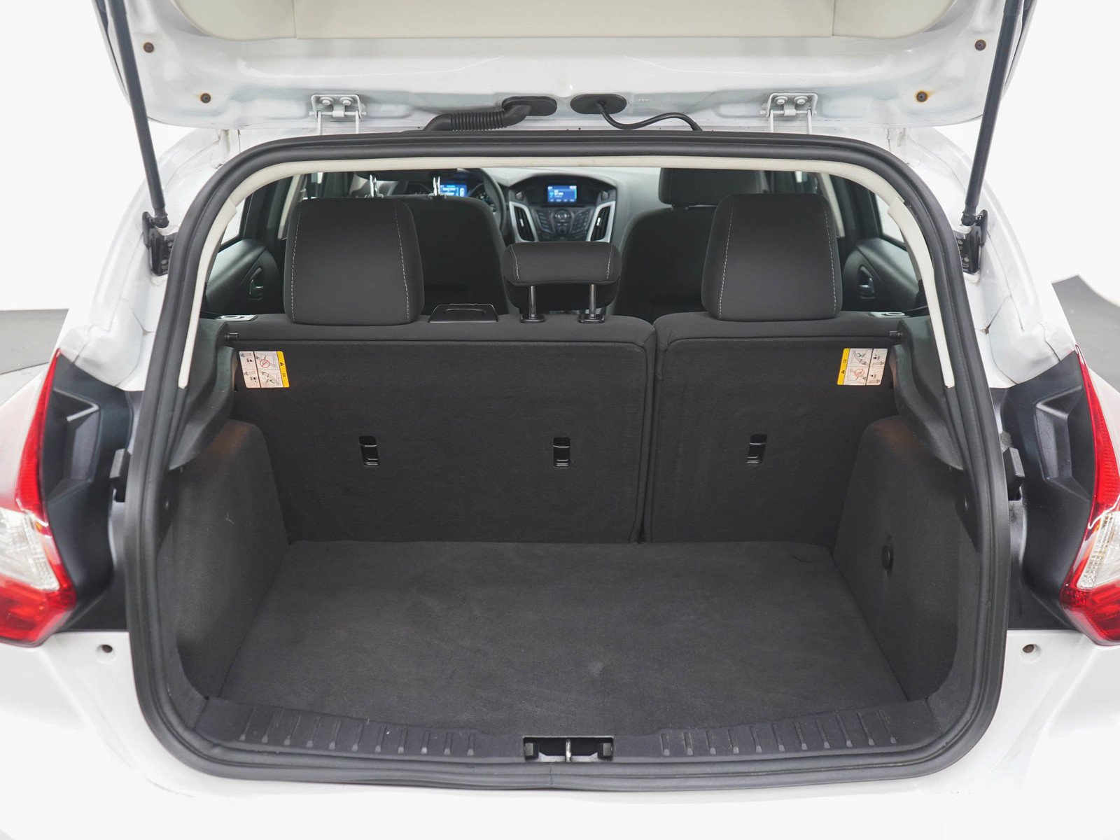 Used 2014 Oxford White Ford 5dr HB SE image 16