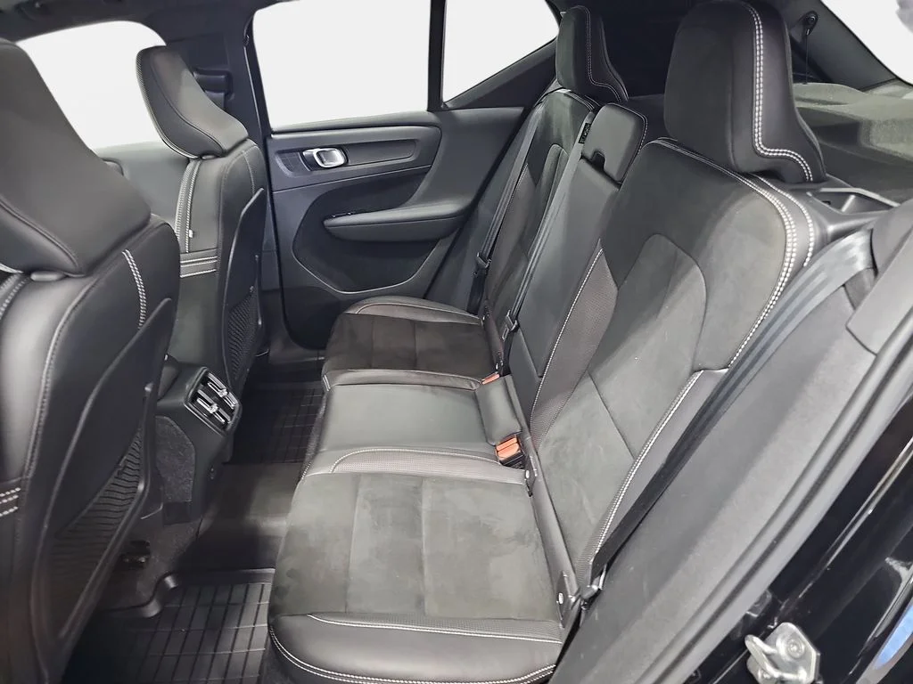 Used 2021 Black Volvo R-Design image 12