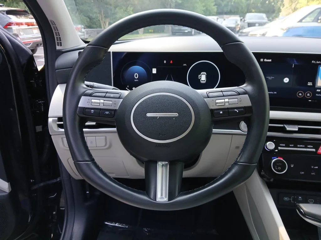 Used 2025 Black Hyundai SEL Convenience image 22