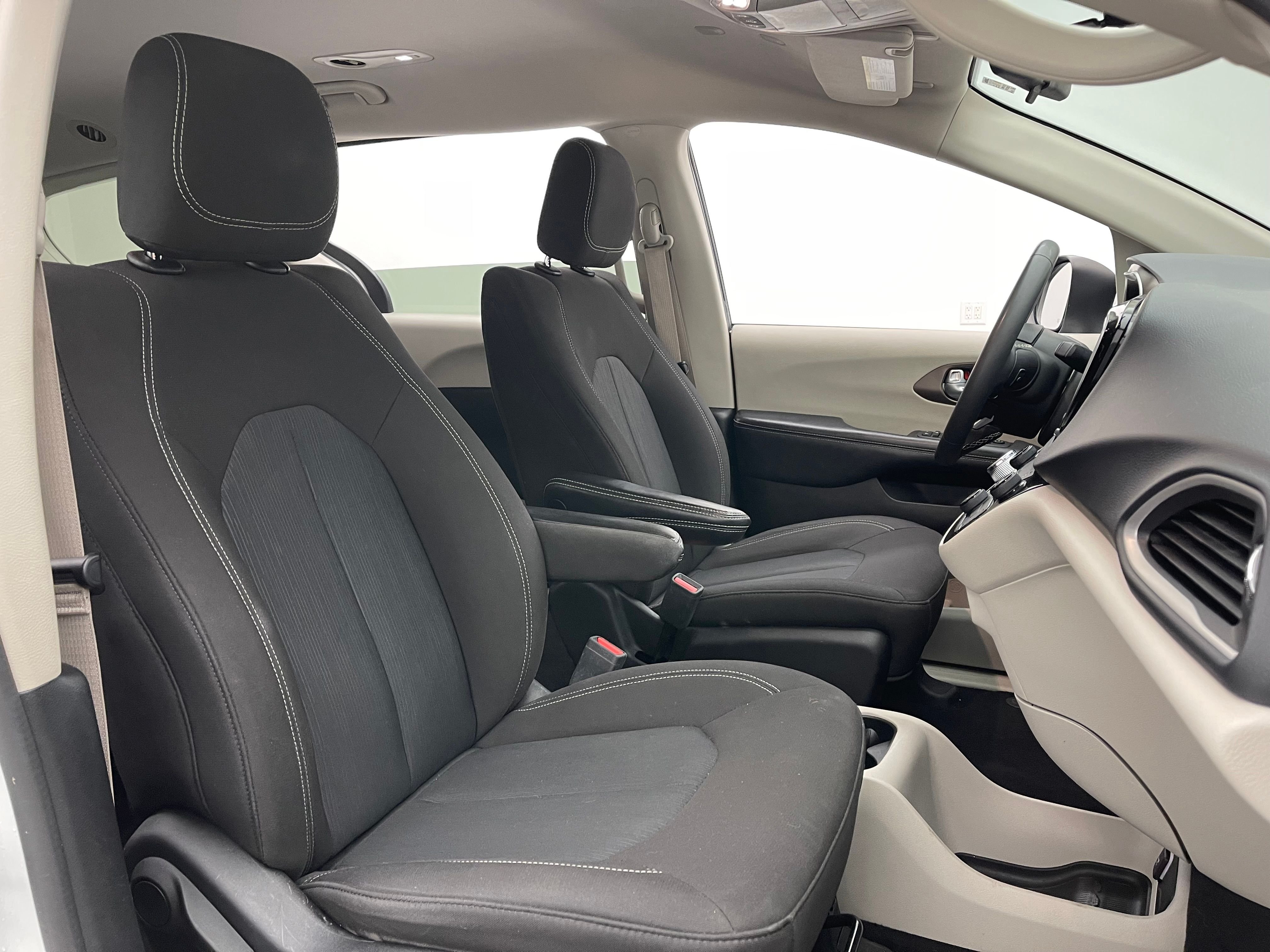 Used 2022 Bright White Clearcoat Chrysler LX image 32