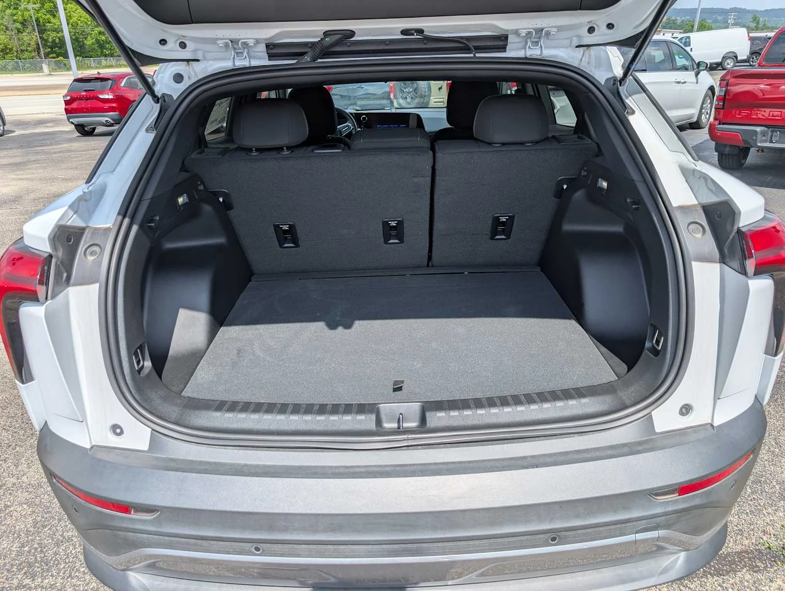New 2025 Summit White Chevrolet AWD LT image 7