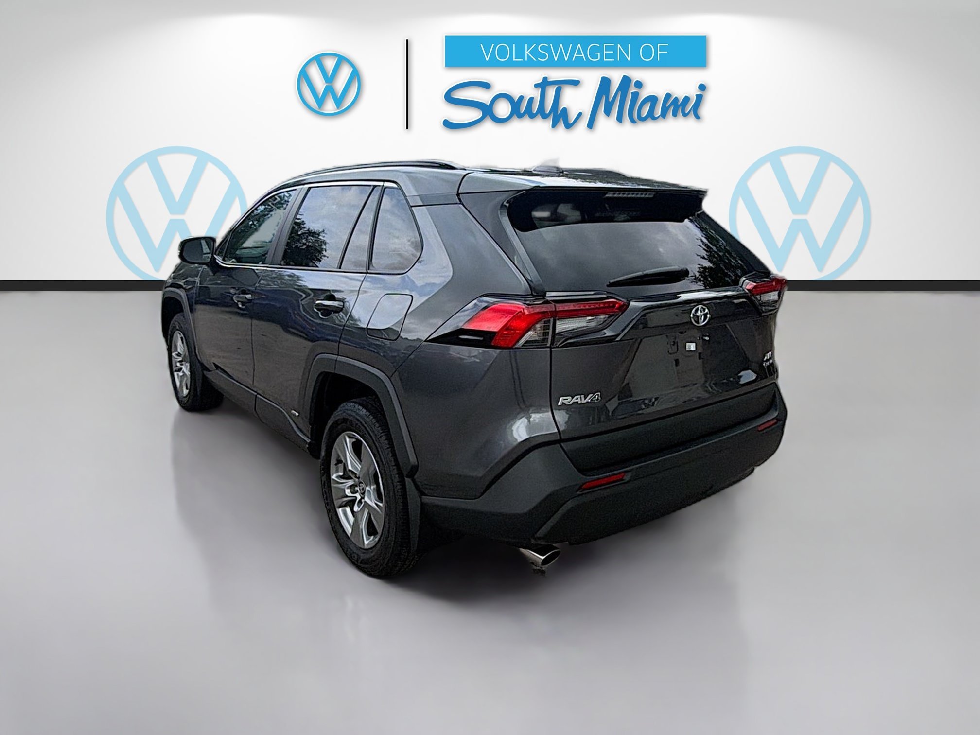 Used 2025 Magnetic Gray Metallic Toyota Hybrid XLE image 5