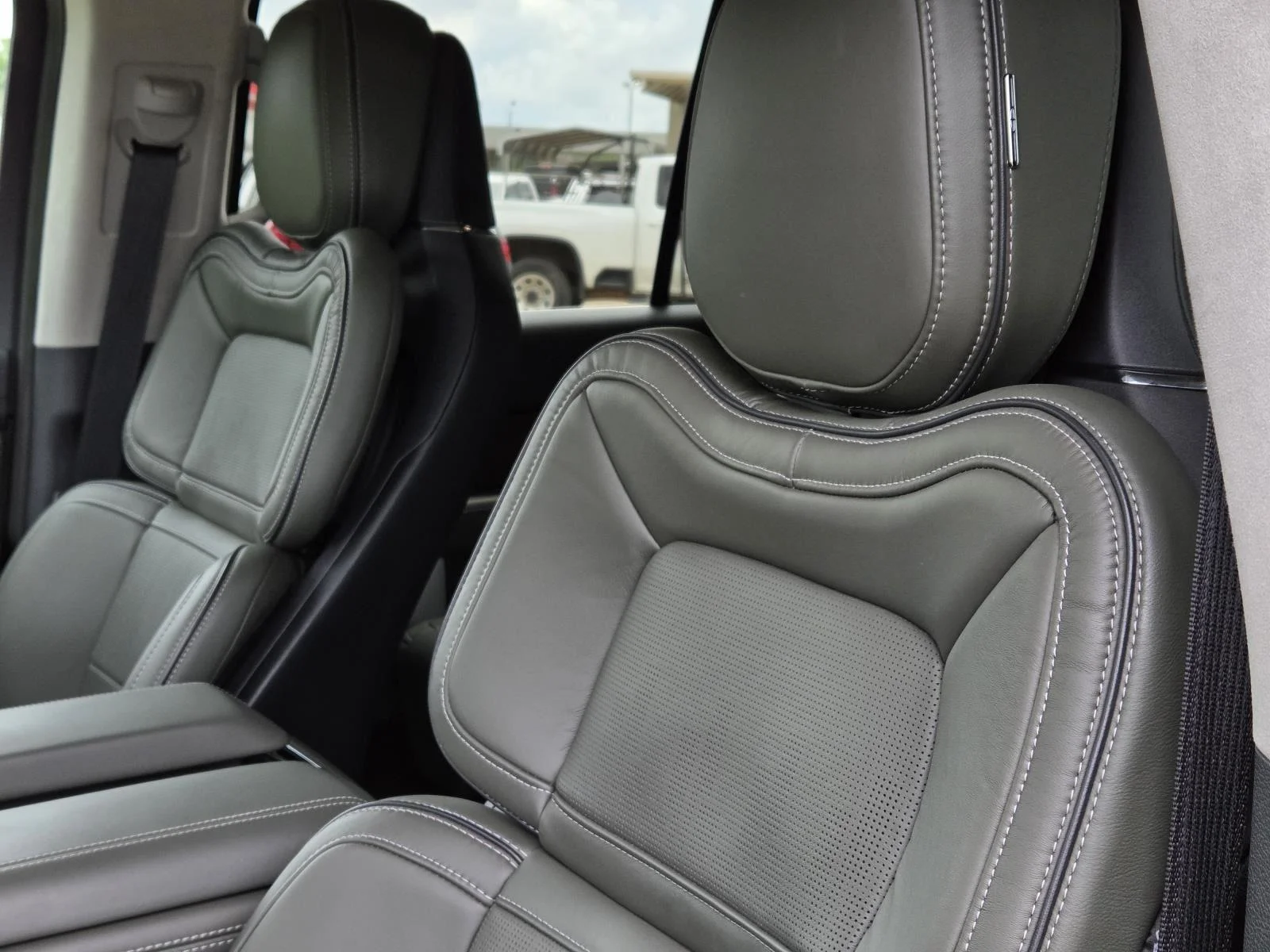 Used 2023 Manhattan Green Metallic Premium Colorant Lincoln Black Label image 32