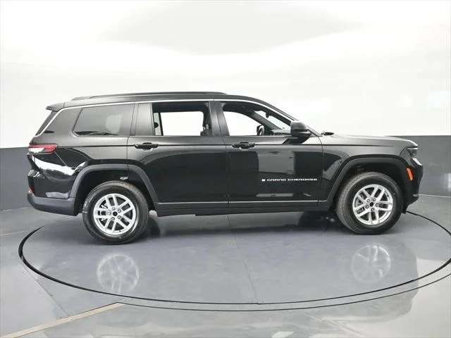 New 2026 Diamond Black Crystal Pearl-Coat Exterior Paint Jeep Laredo image 6