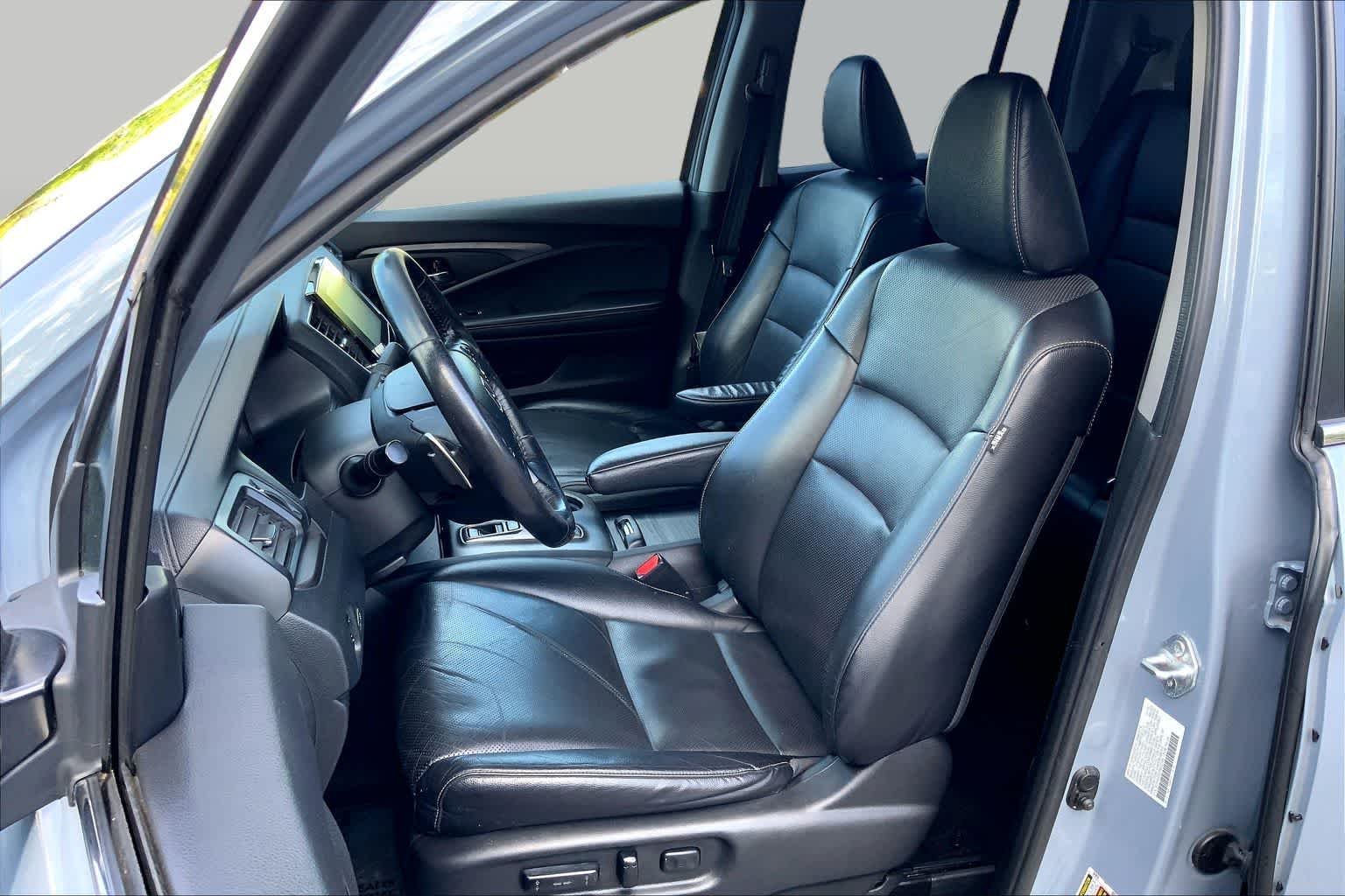 Used 2023 Sonic Gray Pearl Honda RTL image 9