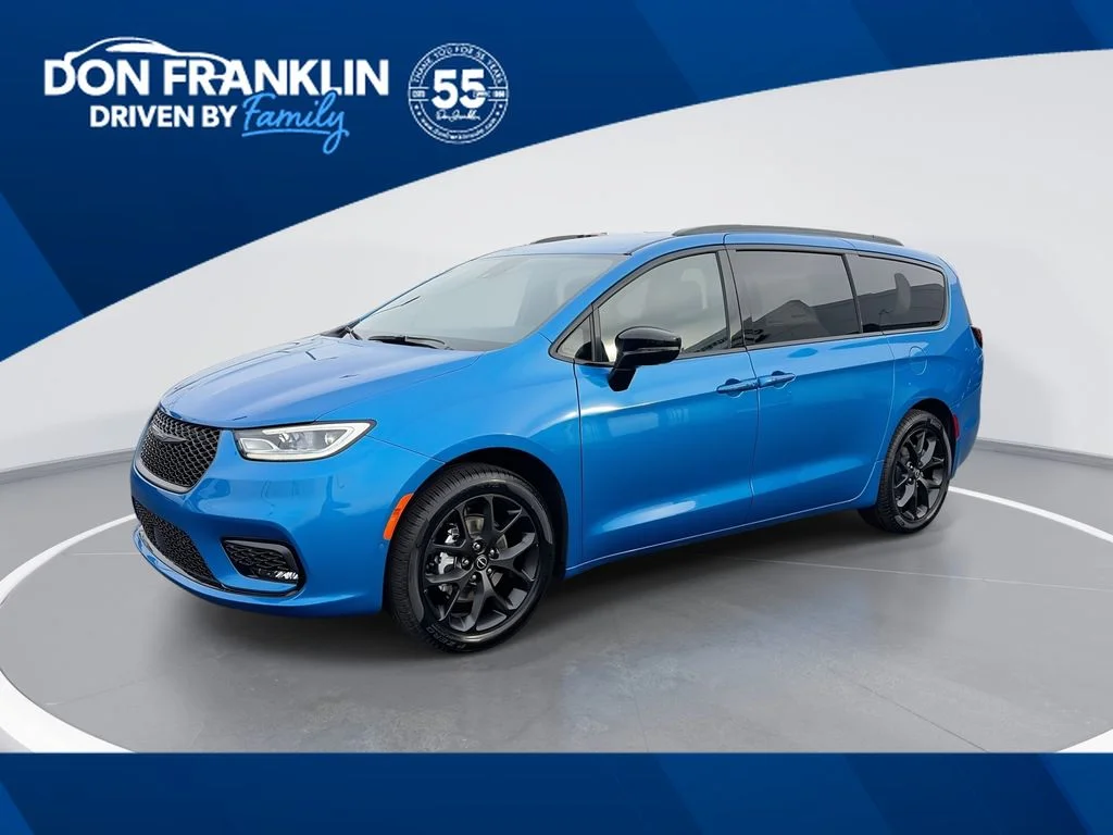 2026 Chrysler Pacifica Select's photo