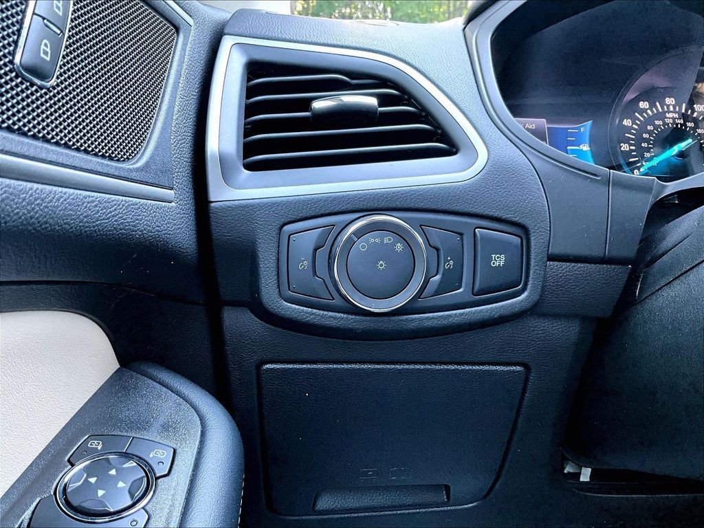 Used 2022 White Ford SEL image 26
