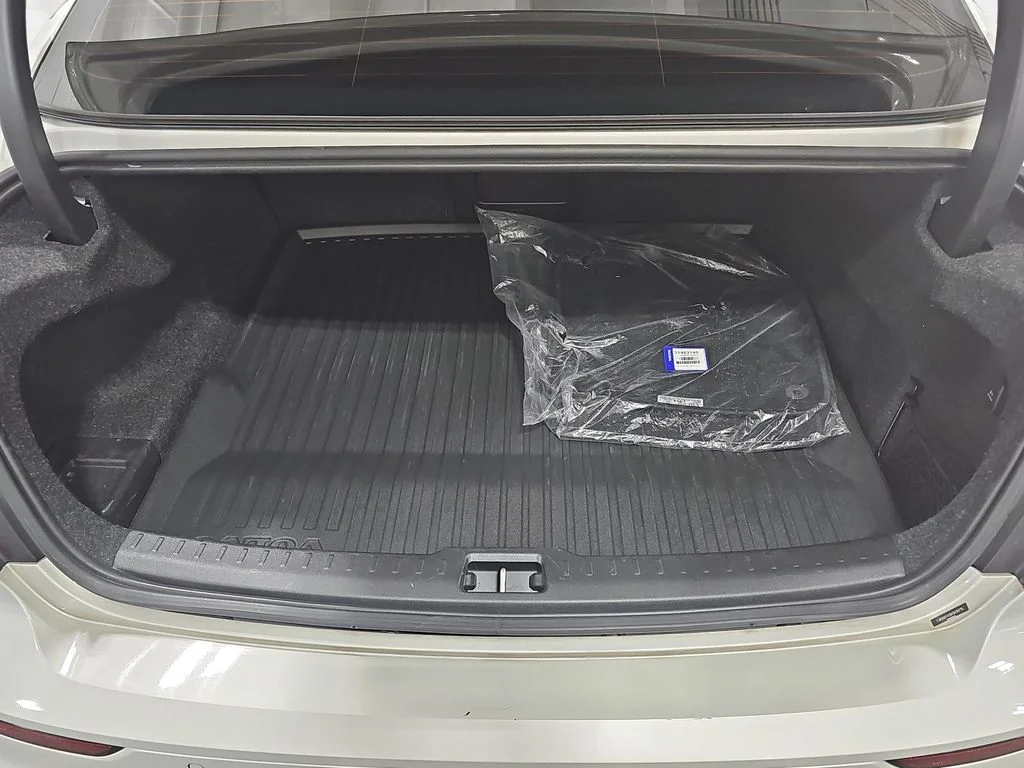 Used 2019 Beige Volvo T5 Momentum image 14