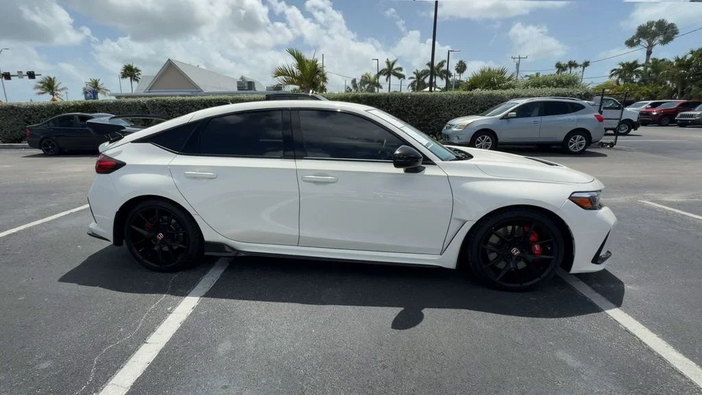 Used 2025 White Honda  image 9