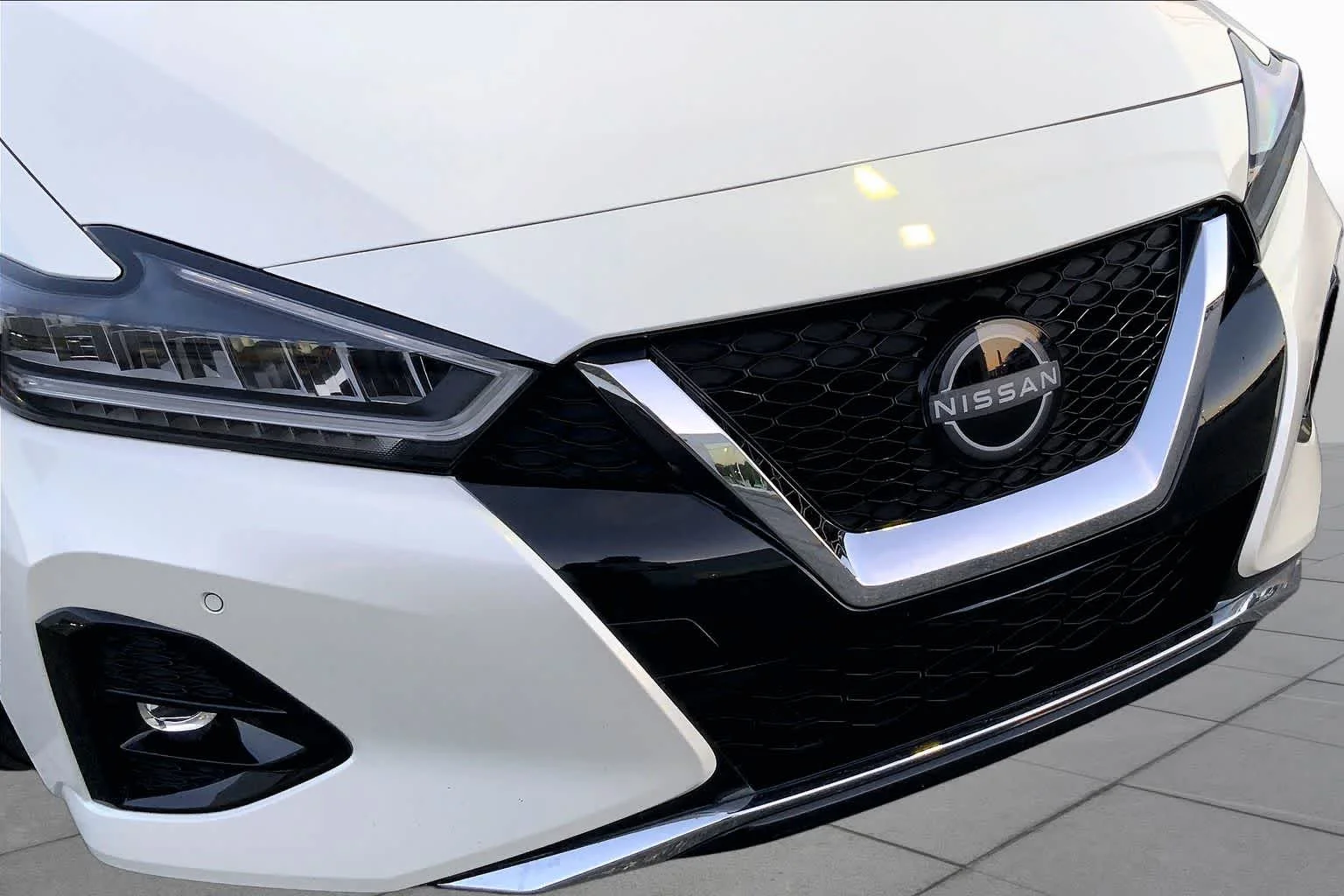 Used 2023 Pearl White Tricoat Nissan Platinum image 30