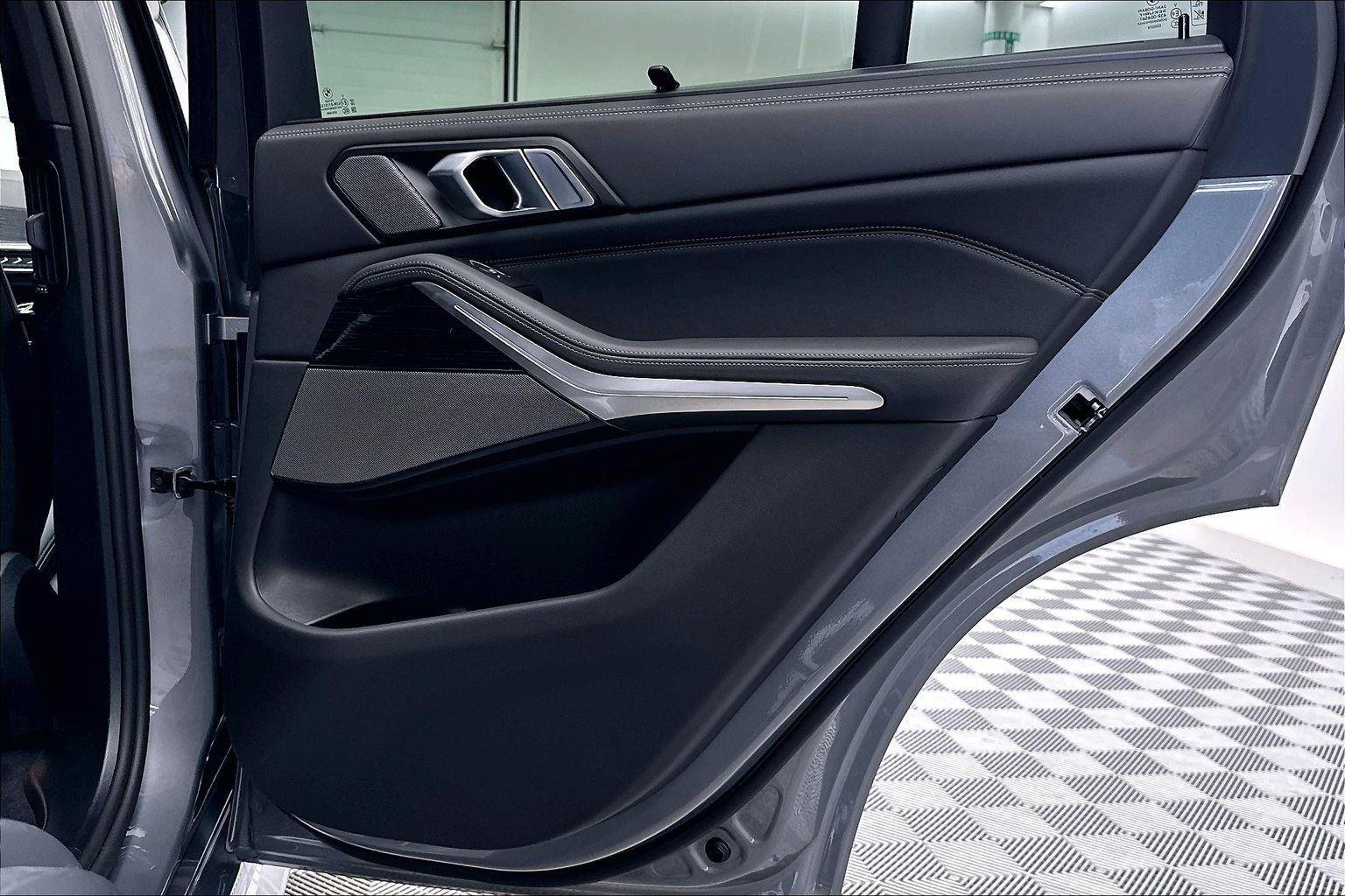 New 2026 Skyscraper Grey Metallic BMW xDrive50e image 32