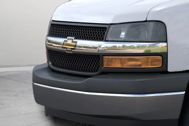 New 2025 Summit White Chevrolet 1WT image 16