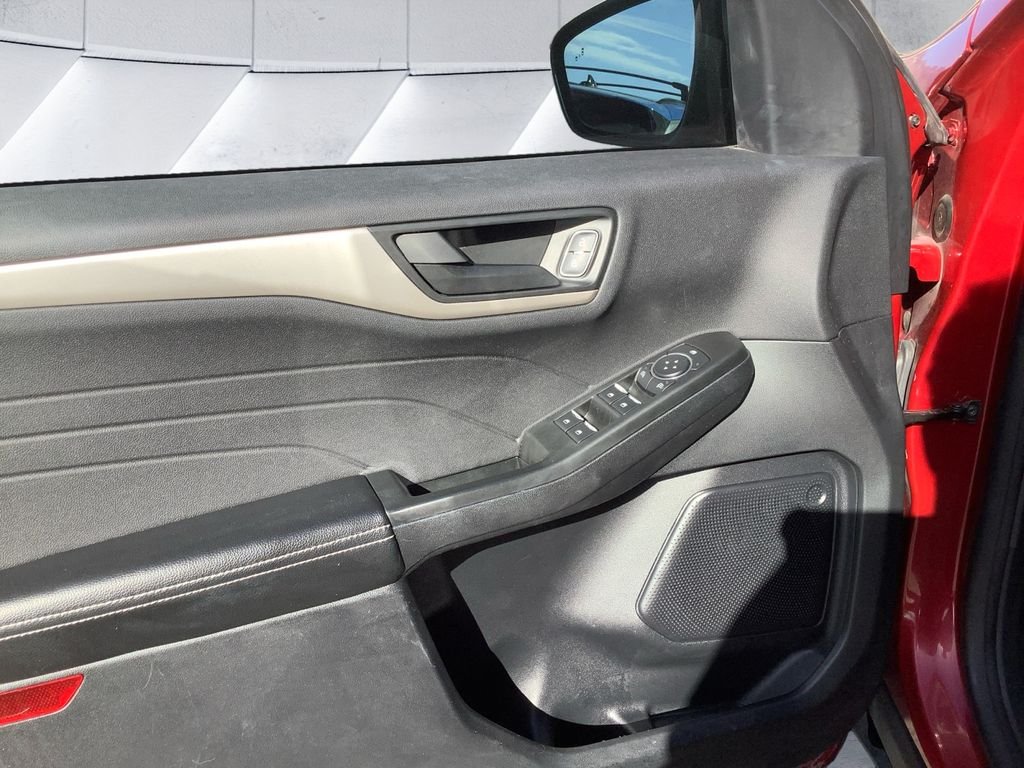 Used 2022 Red Ford SE image 12
