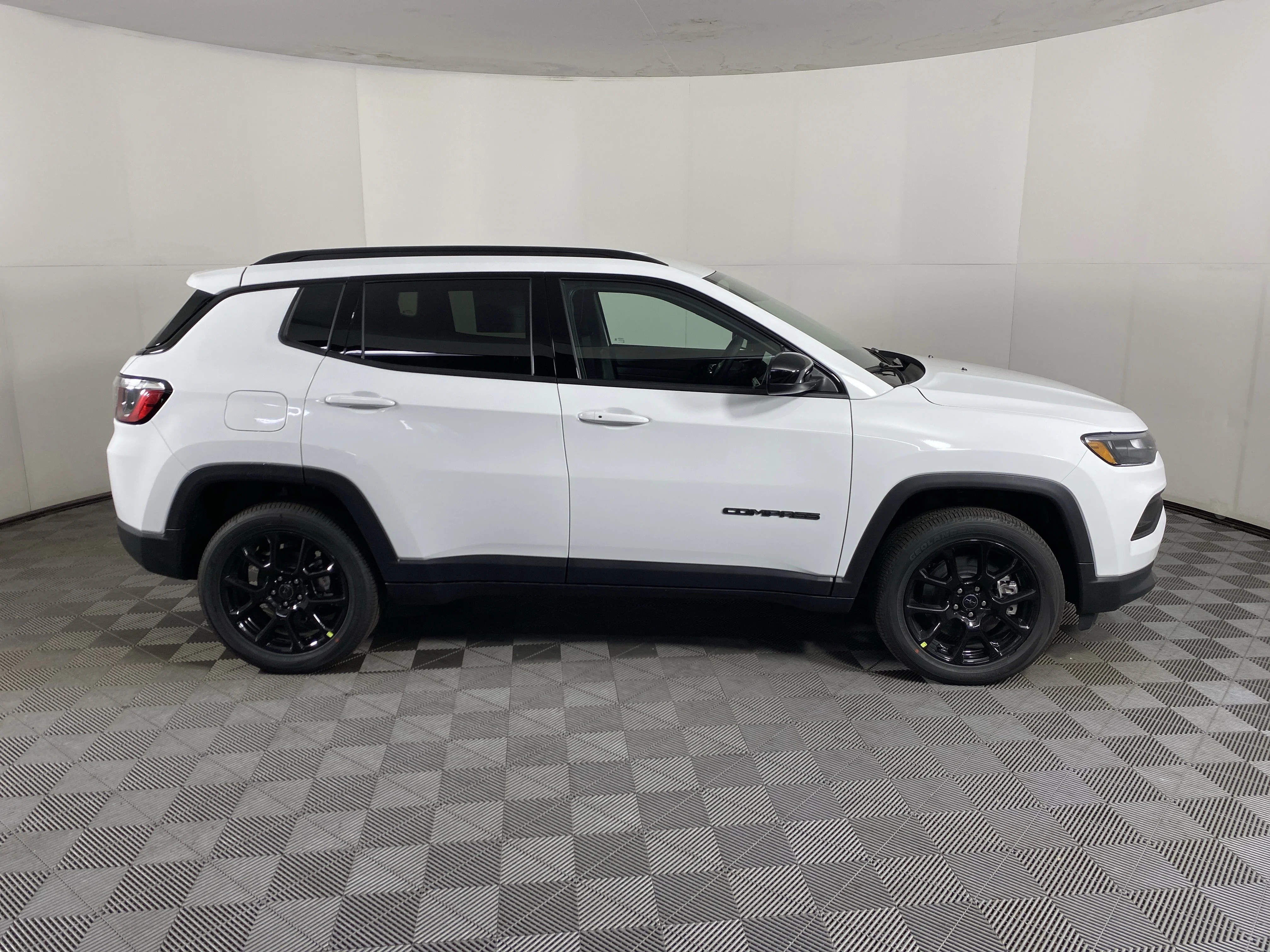 New 2026 Bright White Clear-Coat Exterior Paint Jeep Latitude image 5