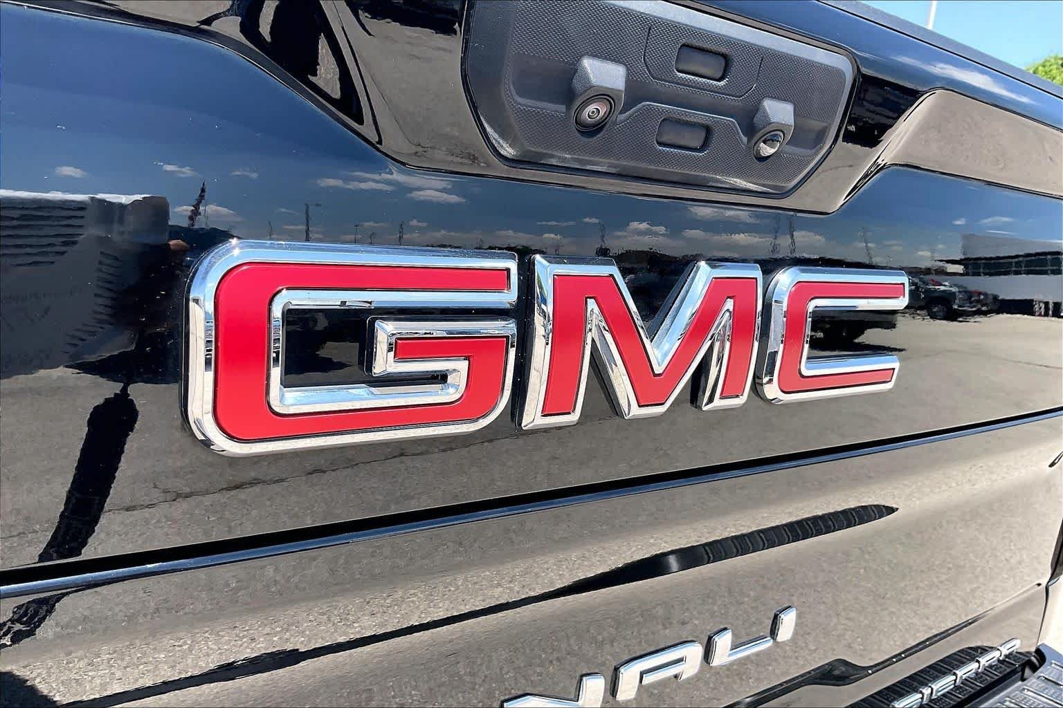 Used 2024 Onyx Black GMC Denali DRW image 31