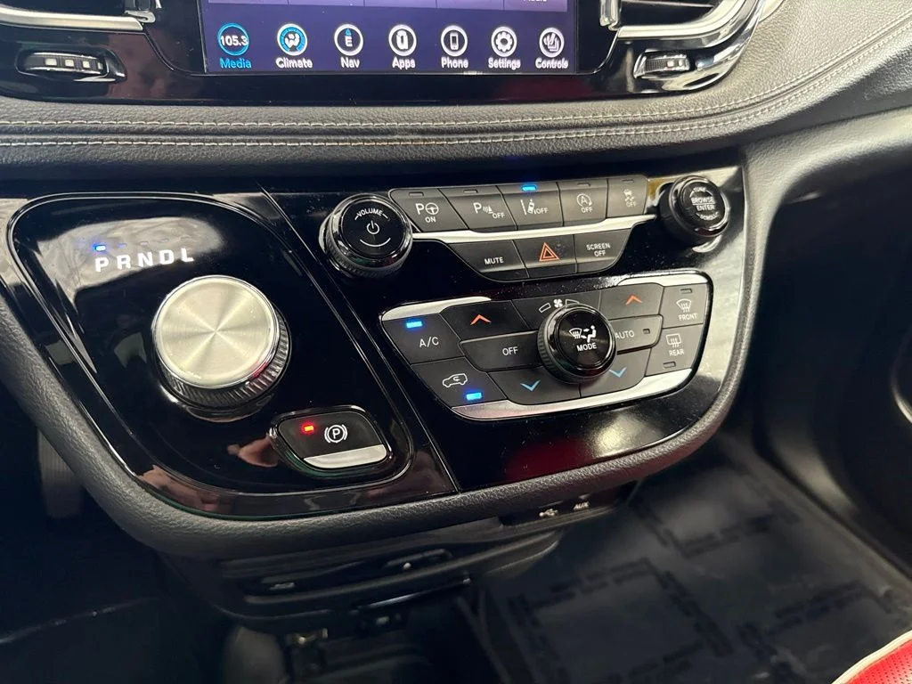 Used 2020 Black Chrysler Limited image 22