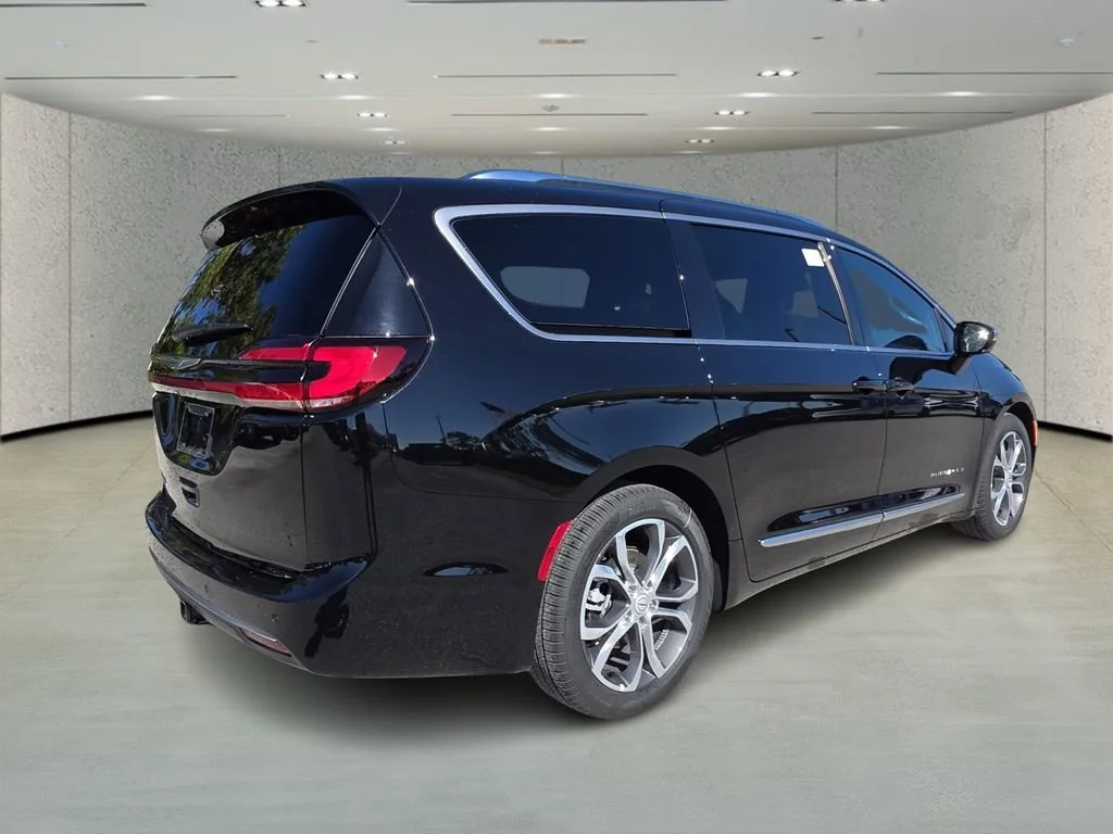 New 2026 Diamond Black Crystal Pearl-Coat Exterior Paint Chrysler Pinnacle image 4
