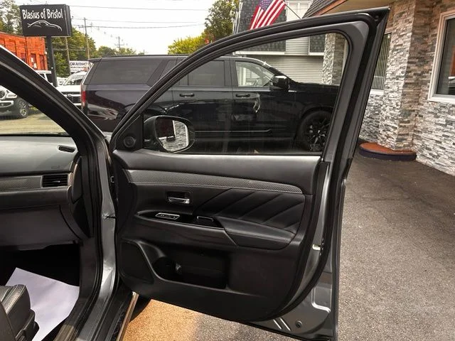 Used 2022  Mitsubishi  image 14