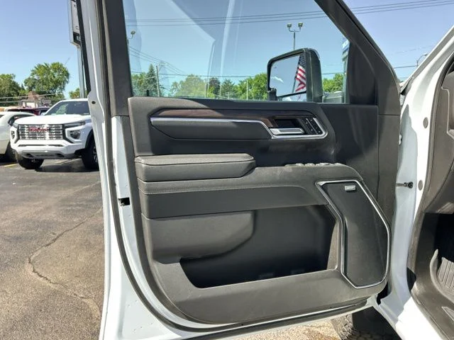Used 2024 White GMC SLT image 27
