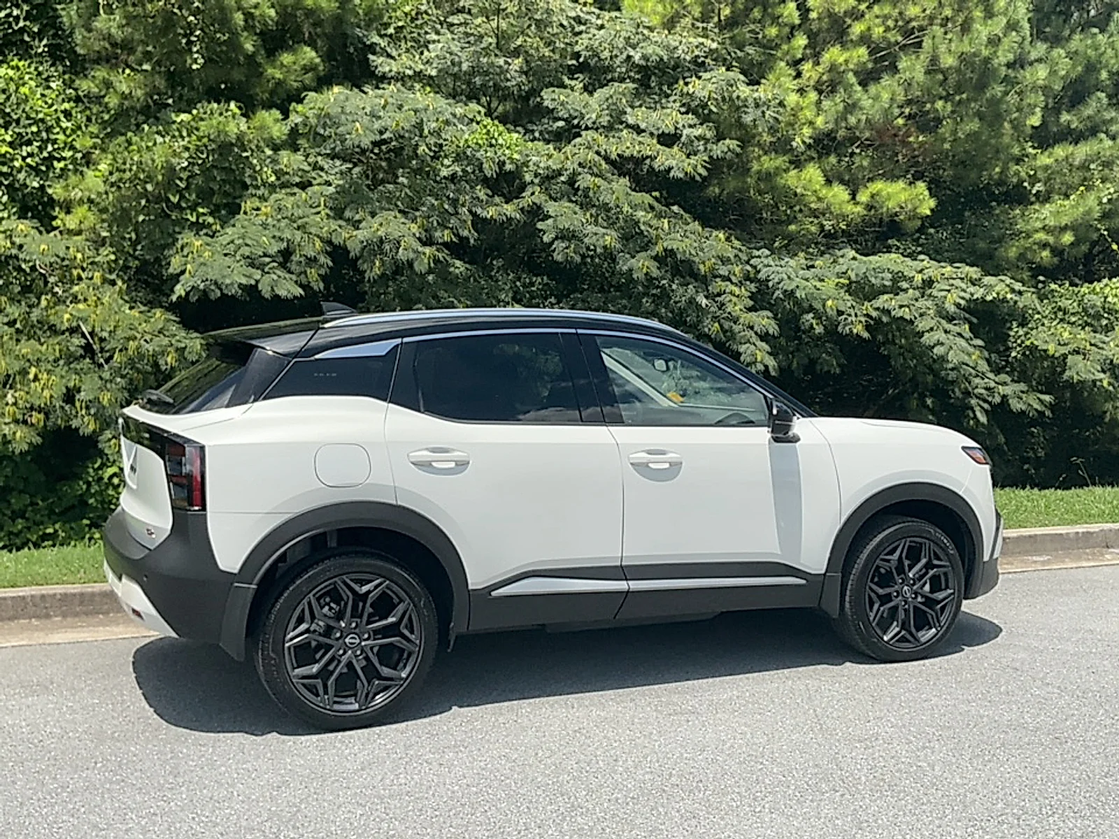 Used 2025 Aspen White Tricoat/Super Black Nissan SR FWD image 2