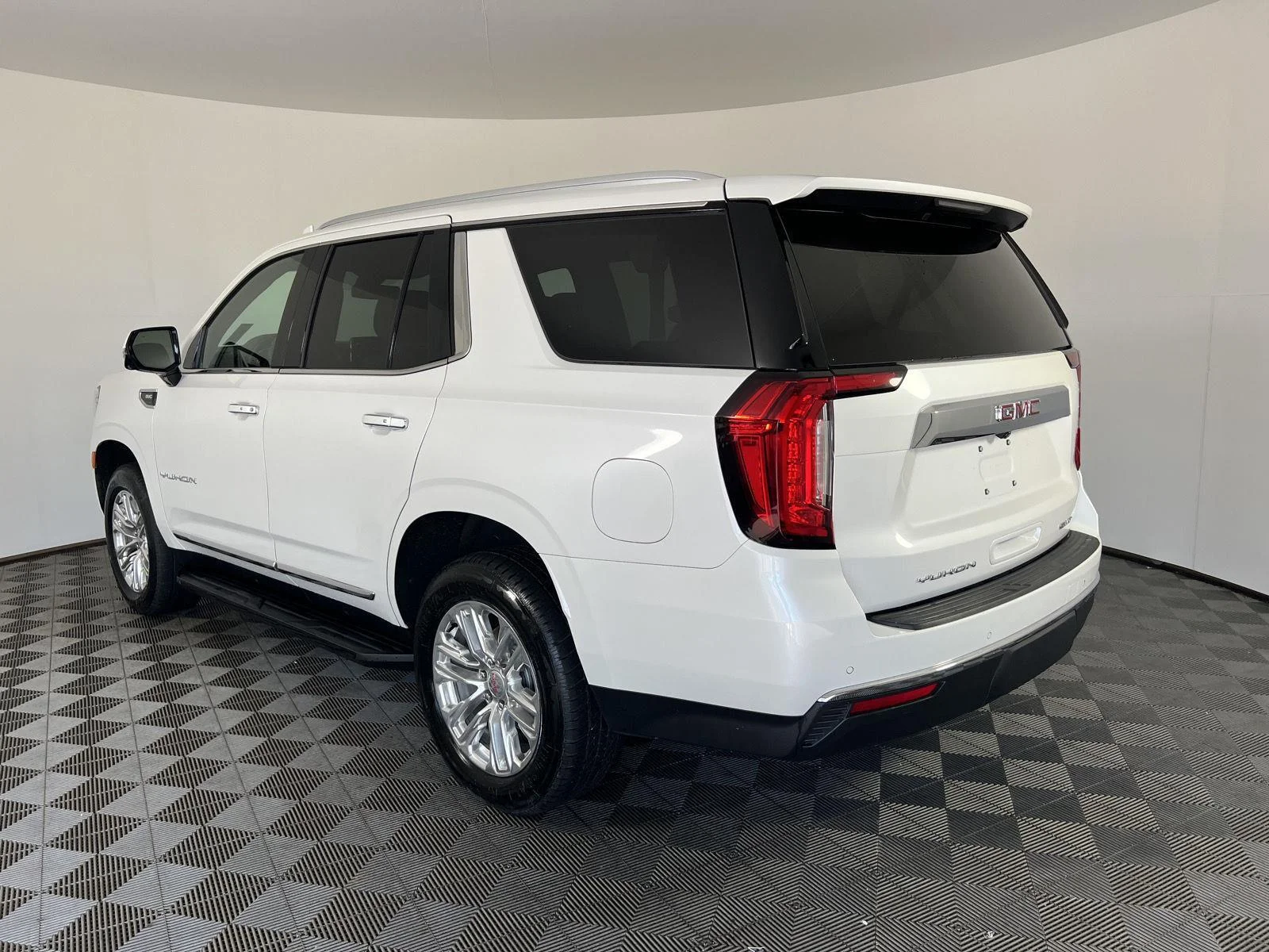 Used 2022 White Frost Tricoat GMC SLT image 33