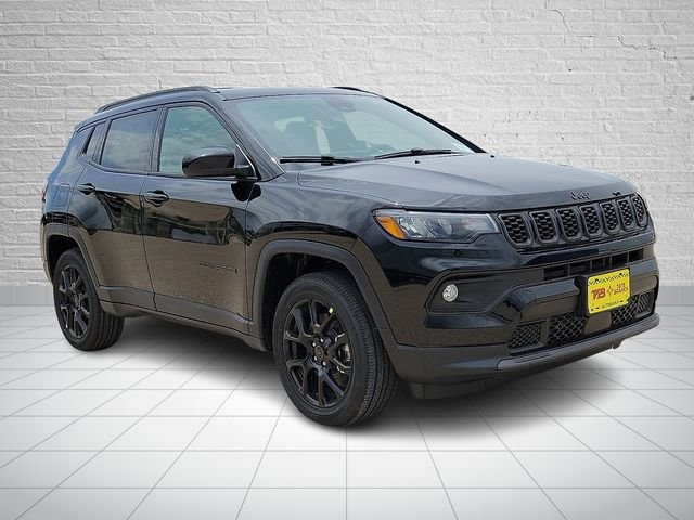 New 2026 Diamond Black Crystal Pearl-Coat Exterior Paint Jeep Latitude image 6