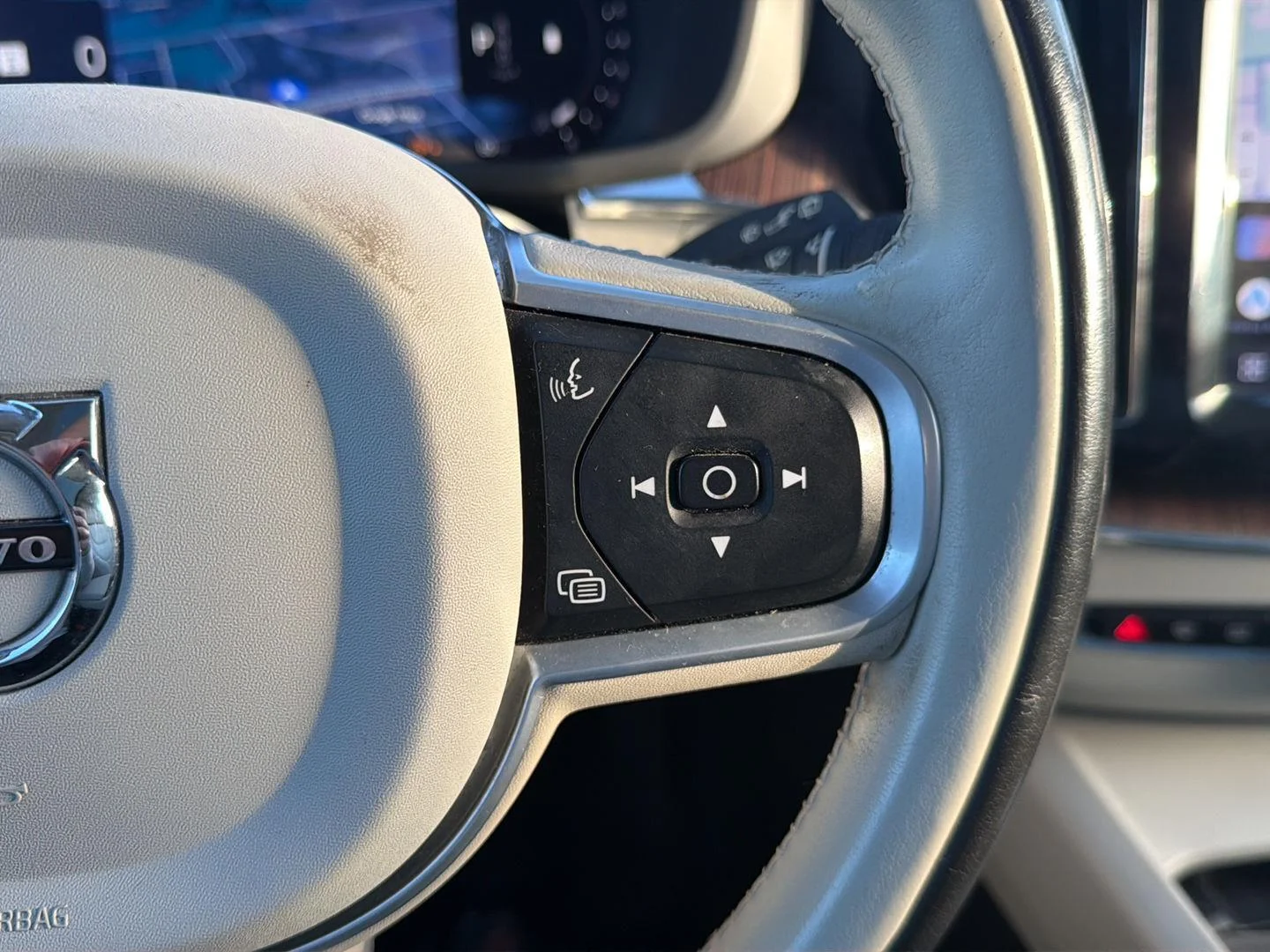 Used 2022  Volvo Momentum image 16