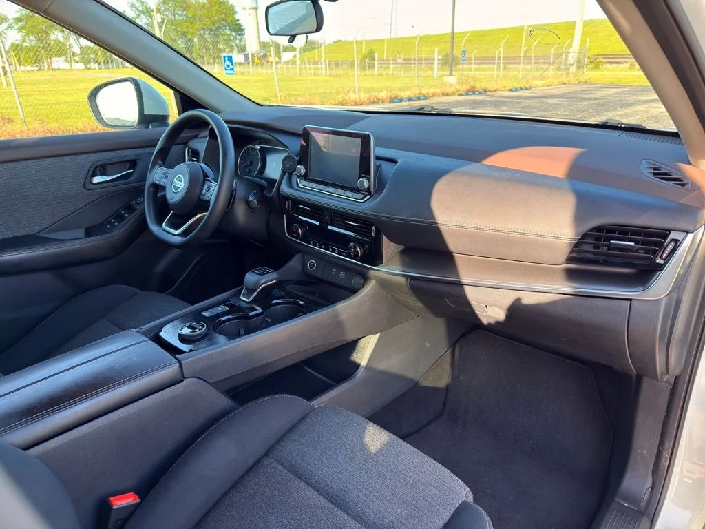 Used 2021 White Nissan SV image 37