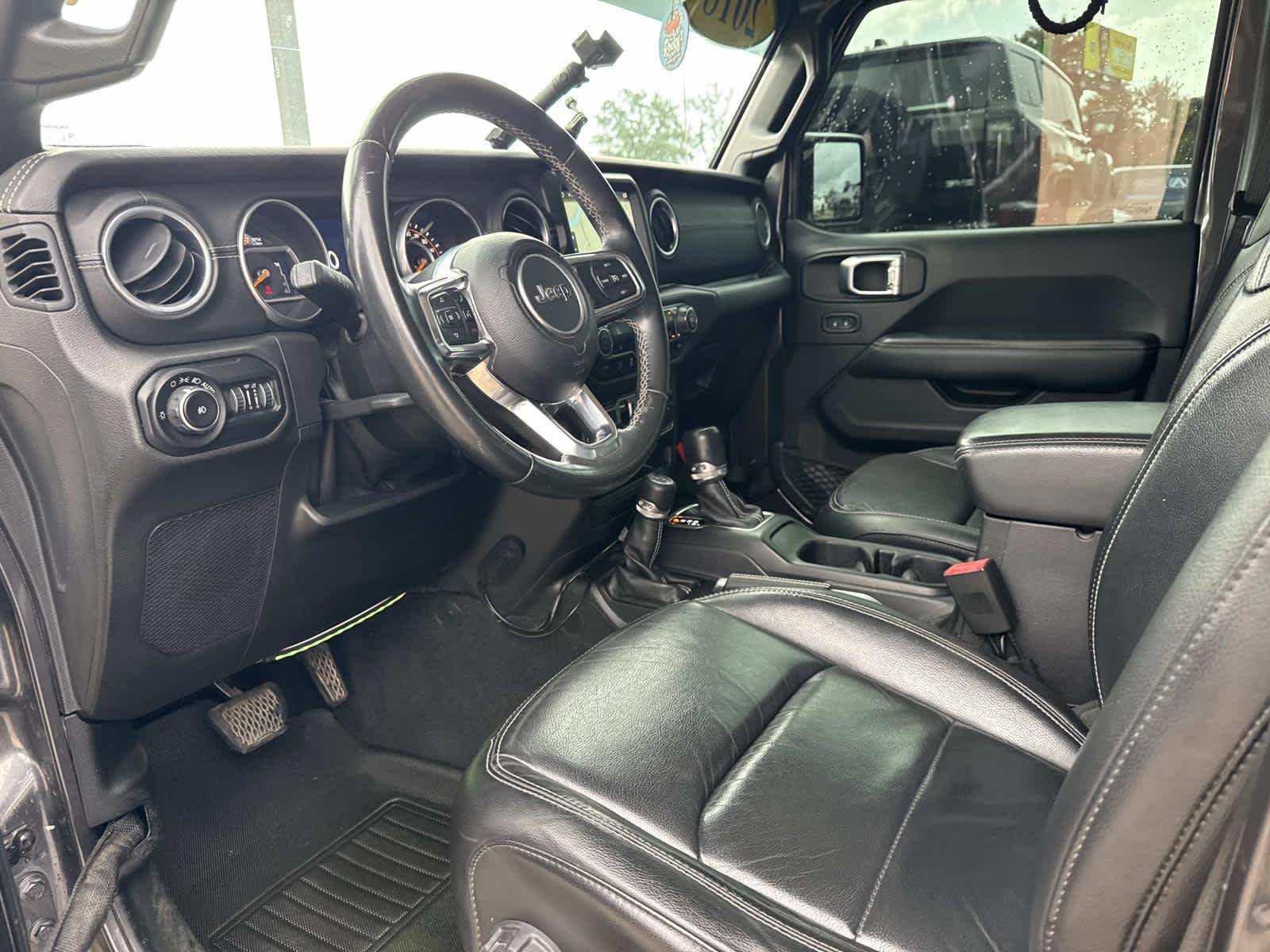Used 2018  Jeep Sahara image 10