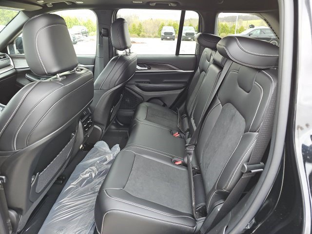 New 2026 Diamond Black Crystal Pearlcoat Jeep Laredo Altitude image 17