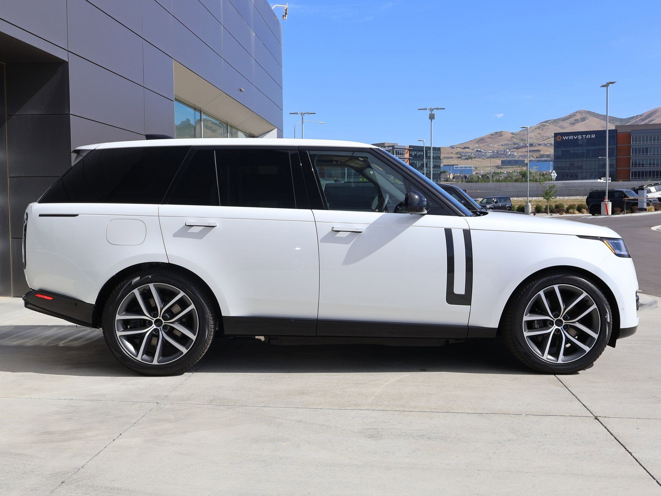 New 2026 Ostuni Pearl White LAND ROVER P550e SE image 4